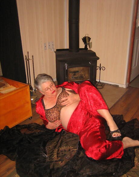 TAC Amateurs are proud to present you with a free photos featuring Girdle Goddess demonstrating sexy shape